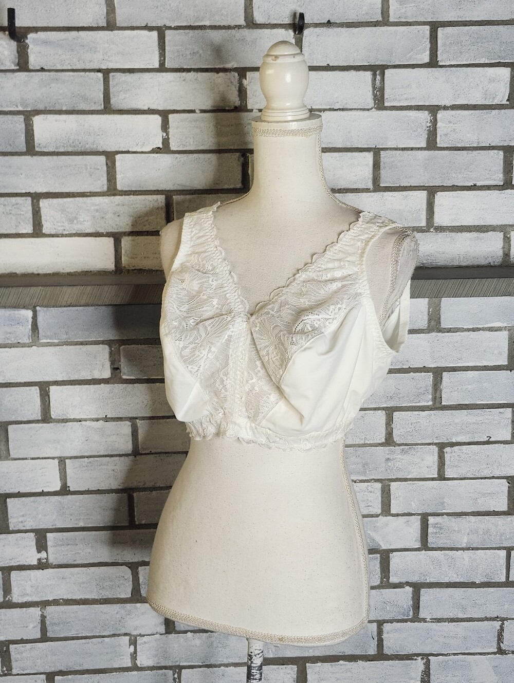 Breezies Wirefree Bra Soft Support Lace Unlined Ivory Plus Size 1X A713658